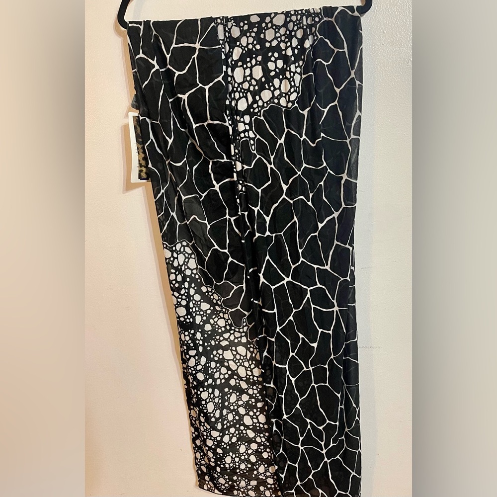 NWT Carol Wior Women Sarong Scarf Shawl Swim Black and White Size: OS